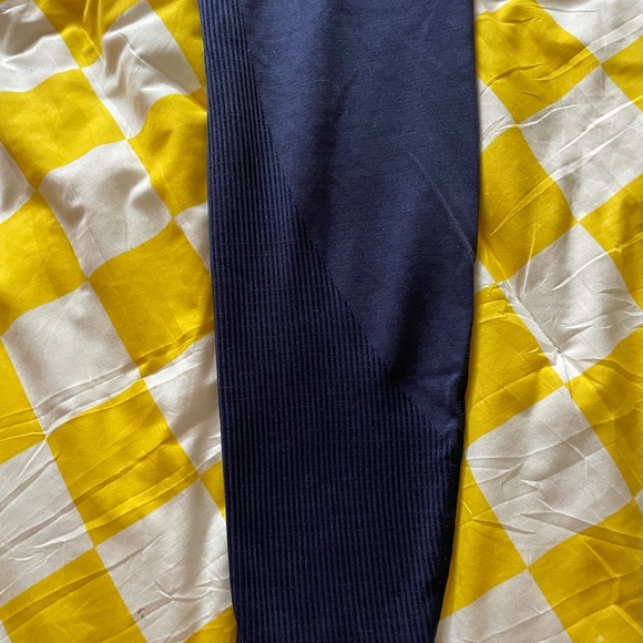 VS PINK COLLEGIATE PRINT CREW NECK SWEATSHIRT & VS PINK SEAMLESS LEGGINGS SET - Picture 7 of 11